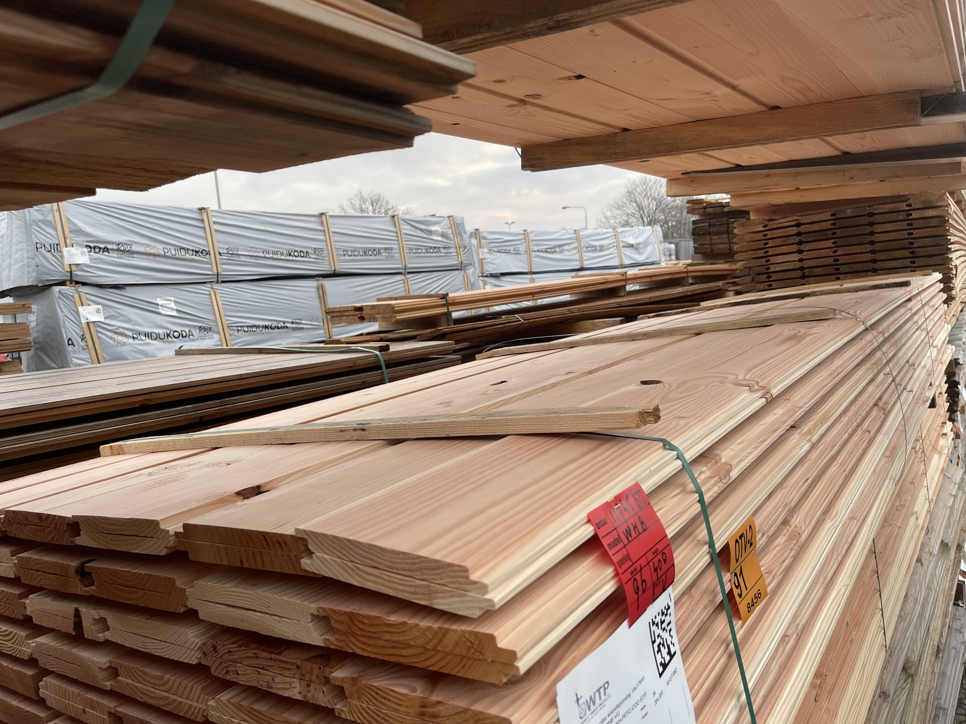 Ca. 96x Douglas Wisselsponning/Halfhoutsrabat, 18x190mm, lengte 400cm